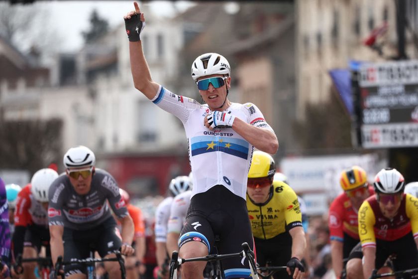 Soudal Quick-Step&#039;s Belgian rider Tim Merlier (C) celebrates as he crosses the finish line to win of the 1st stage of the Paris-Nice cycling race, 156,1 km between Le Perray-en-Yvelines and Le Perray-en-Yvelines, on March 9, 2025. (Photo by Anne-Christine POUJOULAT / AFP)