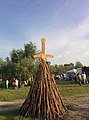 Spada in legno piantata in un covone, con svastica incisa sul pomello, preparata per il culto del dio-fulmine, Perun, dai rodnovari ynglisti di Omsk, Russia.