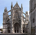 Abadía de la Trinidá de Vendome, d'estilu góticu flamíxeru -Base Mérimée, ministère français de la Culture, fonte citada en fr:Abbaye de la Trinité de Vendôme-