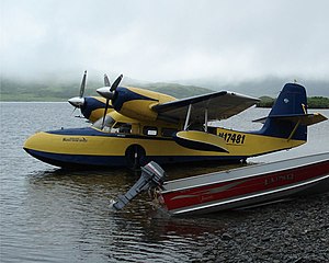 Eine Grumman Widgeon G44, (Seriennummer 1360, N17481) am Frazier Lake an der Südwestspitze von Kodiak Island, Alaska. Sie wird dort hauptsächlich für Fracht-, Post- und Touristenflüge eingesetzt.