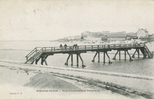 Passerelle en bois de franchissement piéton de l'embouchure du Courant