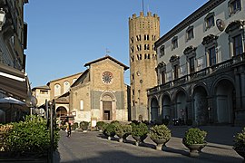 Piazza della Repubblica s kostelem Sant´Andrea a radnicí (vpravo)