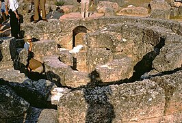 Murs concentriques des fondations de la tholos.