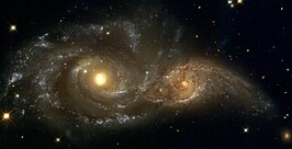 NGC 2207 (links) trekt sterrenstelsel IC 2163 (rechts) aan