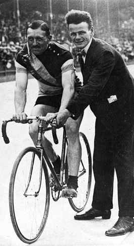 Maurice Peeters als winnaar op het onderdeel 1 km sprint tijdens de Olympische Spelen 1920.