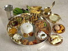 Un Thali végétarien, ou Bhojanam. L'Andhra Pradesh est réputé pour sa gastronomie épicée. Le piment Guntur Sannam est originaire de la région.