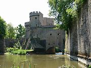 En byport med tårn, forsvarsmurer og vollgrav fra 1200-tallet i Metz, Frankrike.