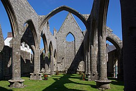 Vue d’entrelacs gothiques d’une église en ruine.