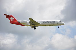 Fokker 100 van Helvetic Airways tijdens de nadering van de luchthaven