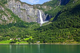 Feigefossen vid Lustrafjorden.