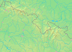 Mapa konturowa Sudetów, blisko centrum na prawo znajduje się czarny trójkącik z opisem „Sucha Kopa”