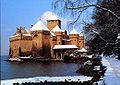 O Castelo de Chillon no inverno, coberto de neve.