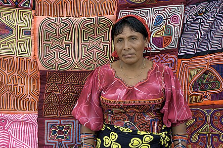 Kuna woman selling molas, by Markus Leupold-Löwenthal (edited by Julia W)