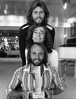 Bee Gees pada tahun 1977 (atas ke bawah) Barry, Robin dan Maurice Gibb