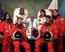 Devant : Steven Lindsey et Kevin KregelMilieu : Kalpana Chawla et Leonid KadenioukDerrière : Winston Scott et Takao Doi