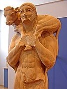 Le Moschophore (« porteur d'agneau »), statue datée de v. 570-550, Musée de l'Acropole d'Athènes.