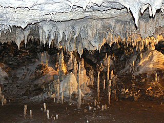 Stalactites et stalagmites (grotte Snejanka, Bulgarie).