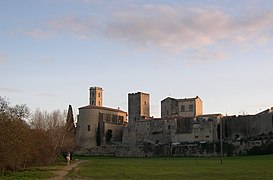 Église Saint-Pierre et les remparts.