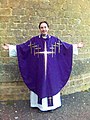 Pasteur anglican en chasuble violette