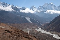 Val do río Imja Khola en Khumbu, Nepal