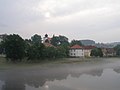 Čeština: Pohled z mostu na část levobřežní zástavby Kamýka nad Vltavou s kostelem English: Part of the village Kamýk nad Vltavou with the church - view from the bridge