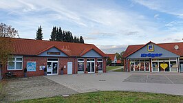 Dorpscentrum Handeloh met het gemeentehuis, de kapper en de supermarkt