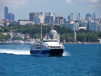 Un ferry catamaran de l'İDO sur le Bosphore à Istanbul