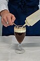 Per preparare l’Irish Coffee si aggiunge la panna lentamente attraverso un cucchiaio