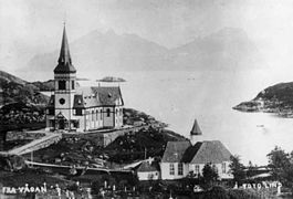 Vågan gamle og nye kirke rundt 1900. Foto: Johan Lind (Norsk Folkemuseum / Digitalt Museum)