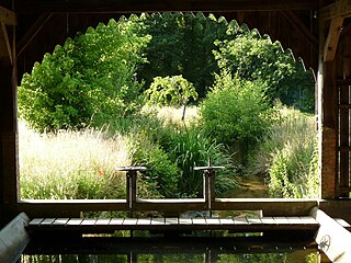 Eaux du ruisseau Notre-Dame (affluent du Robichon) alimentant le lavoir de Cadette