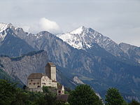 Schloss Sargans mit Vilan im Hintergrund, im Mittelgrund Regitzerspitze (über dem Turm), höchster Punkt des Fläscherbergs