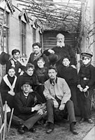 Tsjechov voor zijn vertrek naar Sachalin met familie en vrienden op het achtererf van het huis in Moskou, dat ze van dokter Kornejev huurden, april 1890: (staand) Alexander Ivanenko, Ivan, vader Pavel; (middelste rij) Masja Kornejeva, Lika Mizinova, Masja, moeder Jevgenia, Serjozja Kornejev; (vooraan) Michail, Anton[12]